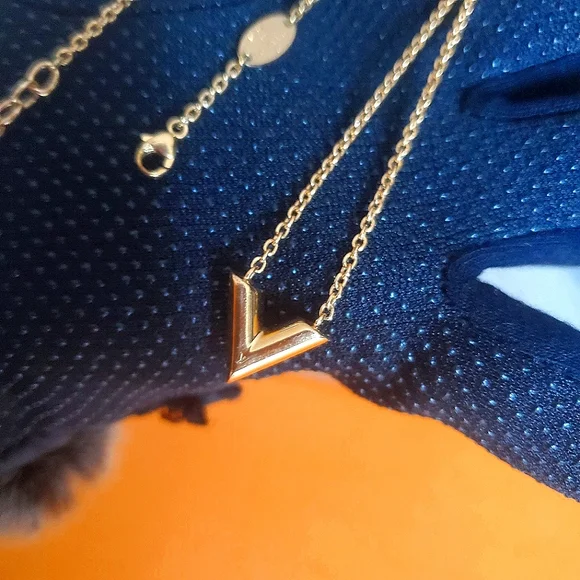 LV Essential V Necklace - Picture 4 of 12